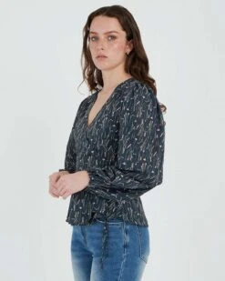 Nara Balloon Sleeve Wrap Top -Hard With Style 21T784NAV SIDECROP CM 3